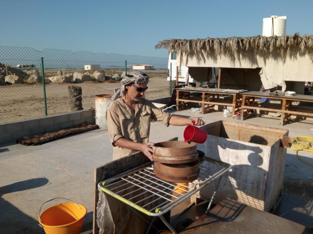 Figure 5: station de tamisage à l'eau (2mm et 500 m) sur le site de Jazirat al-Hamra (crédit photo. C. Rouvier)