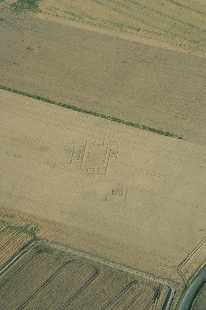 Figure 1 : Exemple d’une villa détectée par prospection aérienne sur la commune de Montaigu-le-Brin (Allier) (cliché Bertrand Dousteyssier).